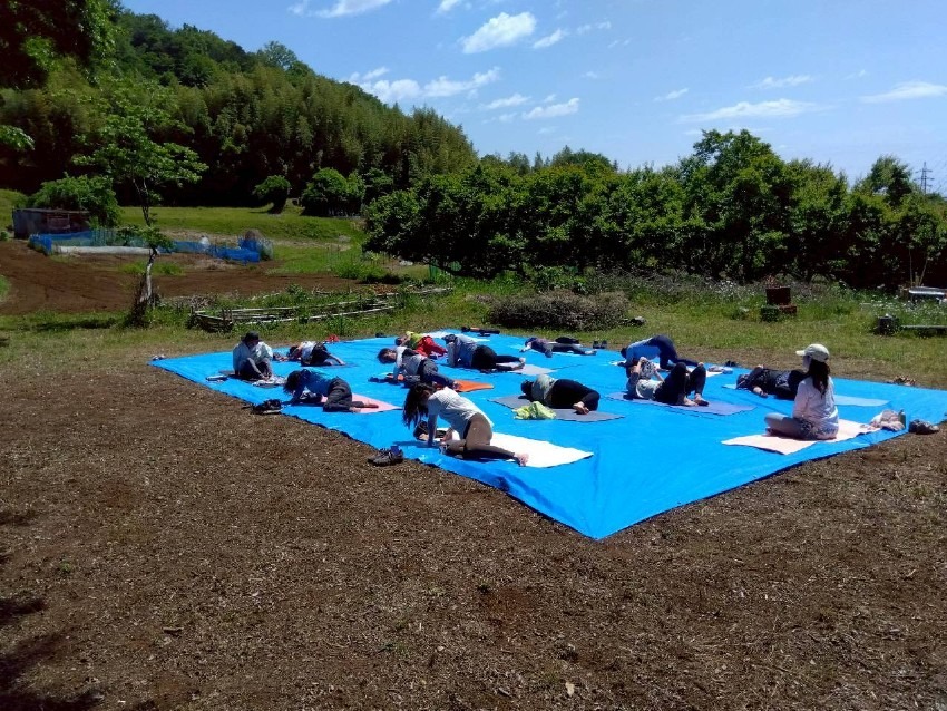 新緑の里山でヨガ体験しました
